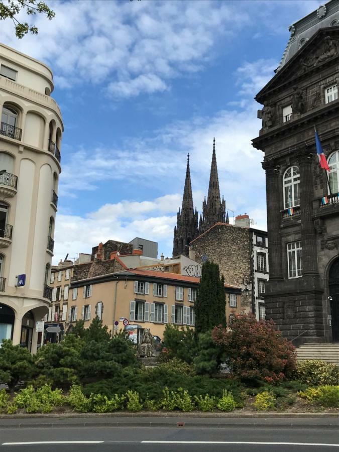 Nid Douillet Sur Plateau * Clermont-Ferrand