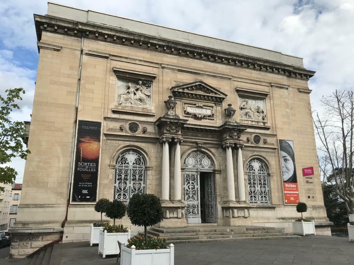 Nid Douillet Sur Plateau Clermont-Ferrand