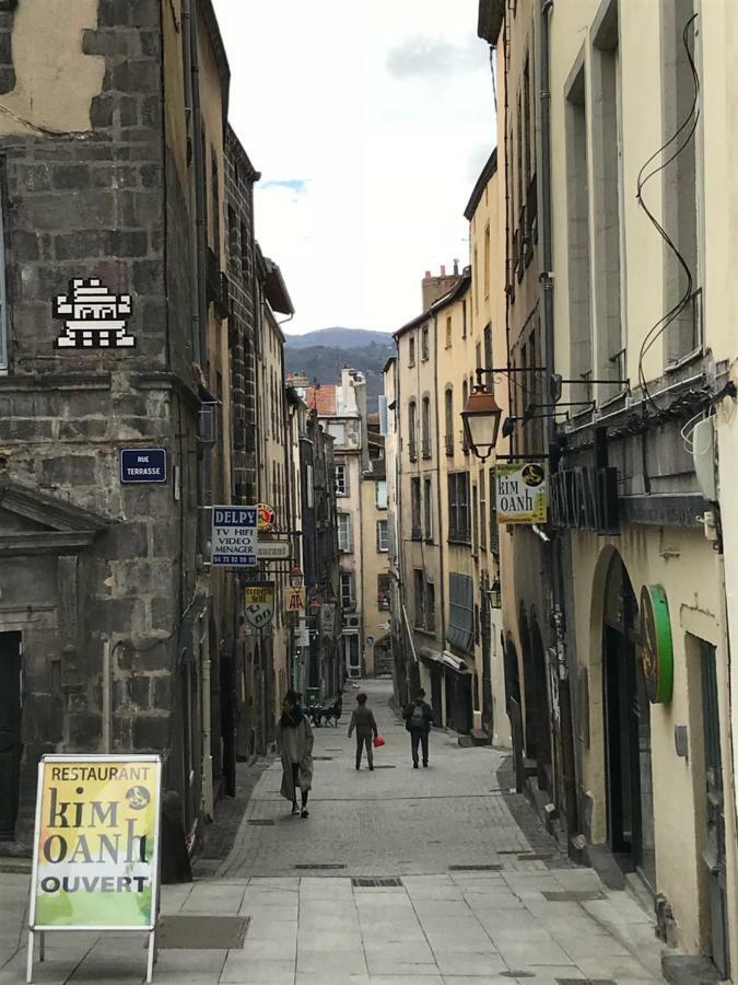 Nid Douillet Sur Plateau Clermont-Ferrand