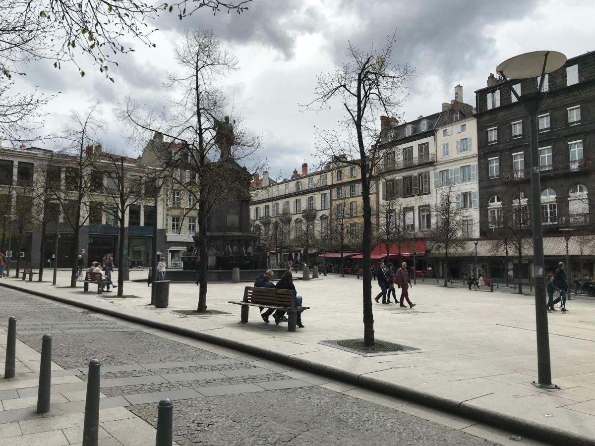 Nid Douillet Sur Plateau *